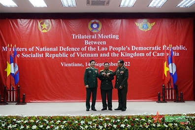 潘文江部长在老挝活动的组图